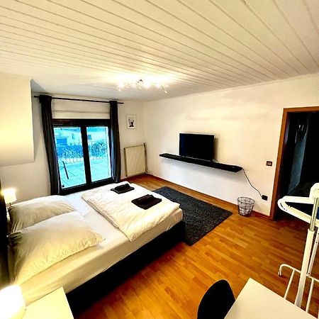 Praktisches Zimmer Im Grossen Haus Mit Garten Düsseldorf Eksteriør bilde