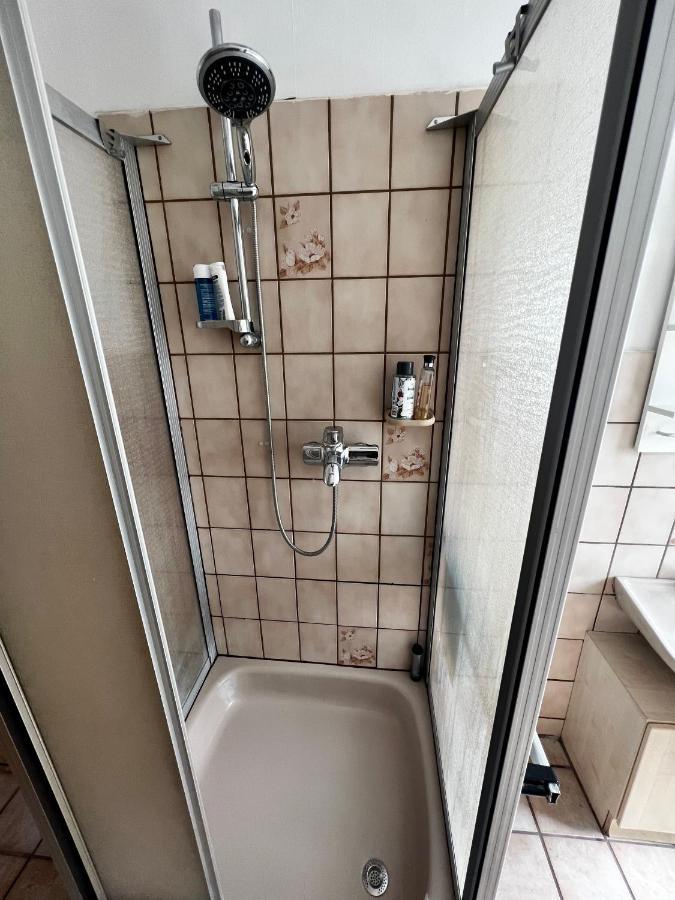 Praktisches Zimmer Im Grossen Haus Mit Garten Düsseldorf Eksteriør bilde