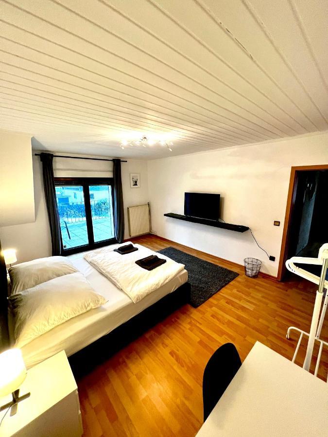 Praktisches Zimmer Im Grossen Haus Mit Garten Düsseldorf Eksteriør bilde