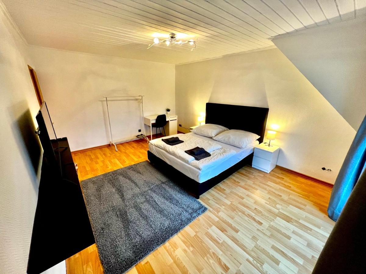Praktisches Zimmer Im Grossen Haus Mit Garten Düsseldorf Eksteriør bilde